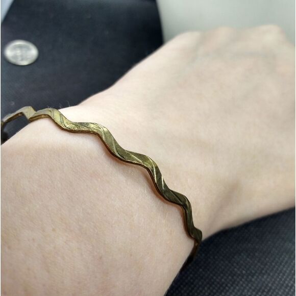 Ruffle carved bracelet bangle - Picture 1 of 3